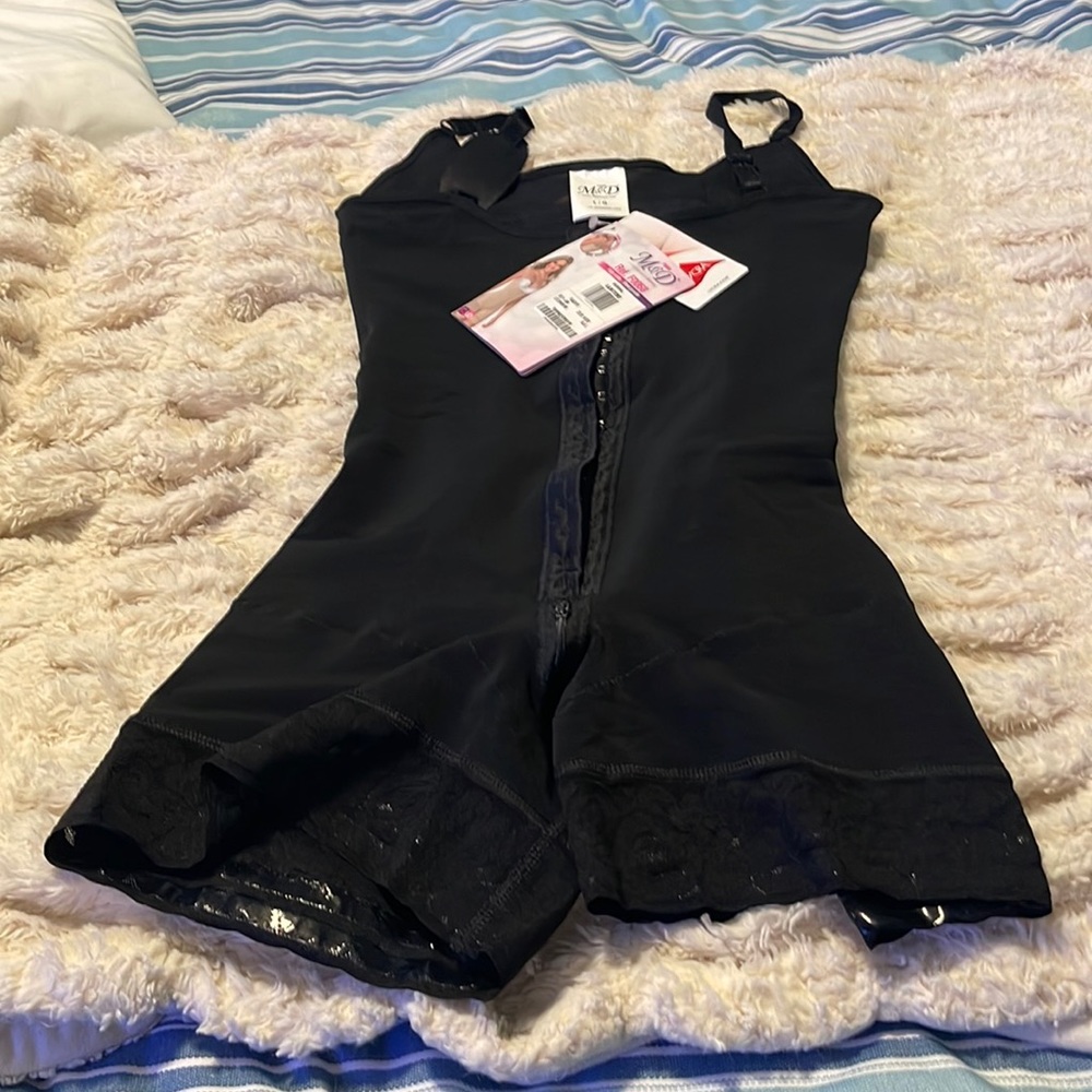 MID-THIGH FAJA WITH BACK COVERAGE AND ADJUSTABLE STRAPS